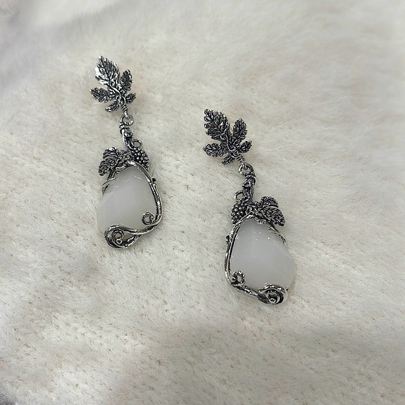 Vintage Water Droplets White Stone Silver Color Metal Maple Leaf Dangle Earrings - Picture 3 of 6